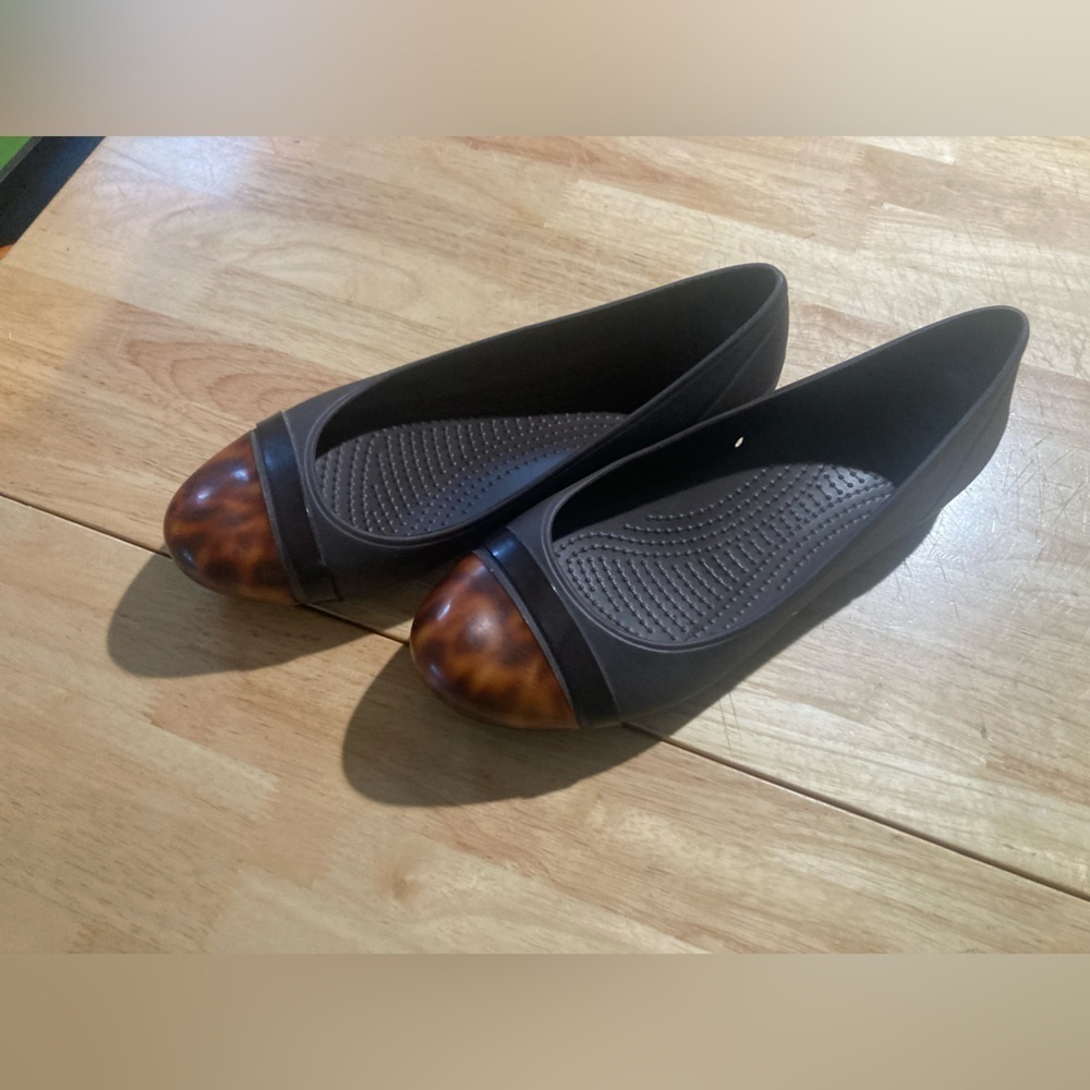 Crocs Black with animal print accent on front of the shoe in size 8
